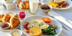 جميع العناصر الغذائية المختلفة في وجبة الافطار
